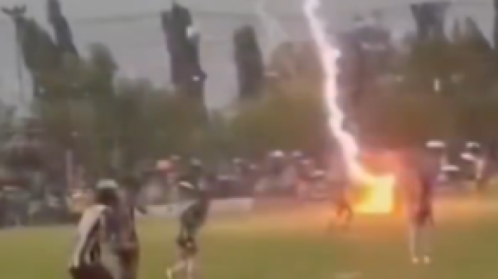 (VIDEO) Uznemirujuć sadržaj! Grom ubio fudbalera (24) usred utakmice, povređeno još 12 osoba