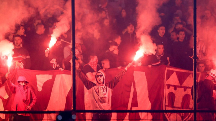 Haos u centru Sarajeva: Tuča navijača dva najveća kluba, baklje na sve strane (FOTO)
