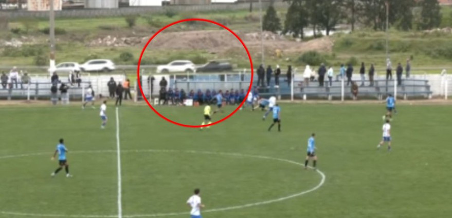 Lopta izazvala sudar pored stadiona: Bizarna scena u Urugvaju, kamera sve snimila (VIDEO)
