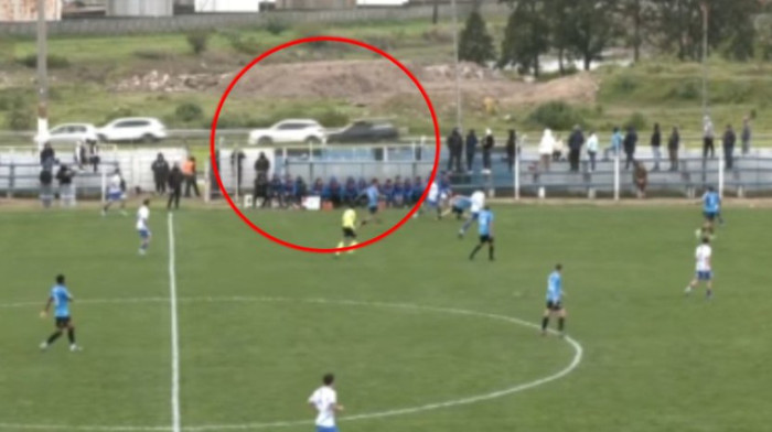 Lopta izazvala sudar pored stadiona: Bizarna scena u Urugvaju, kamera sve snimila (VIDEO)