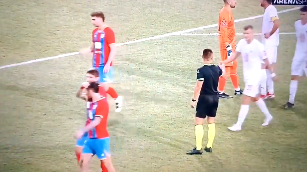 Nek se čuje do Sarajeva: Navijači Borca uzvikivali ime Ratka Mladića, sudija sramno prekinuo meč (VIDEO)