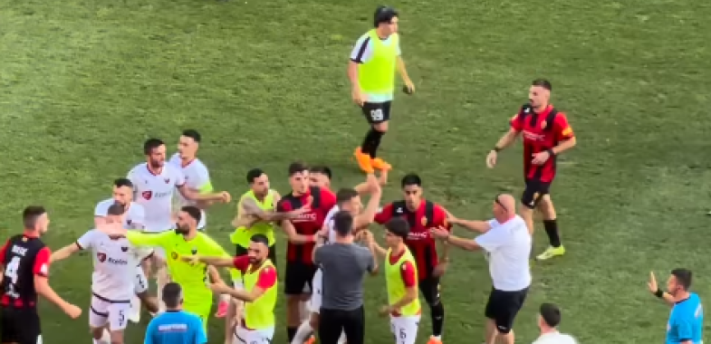 Haos na terenu, neverovatne scene: Pesničenje fudbalera usred meča (VIDEO)