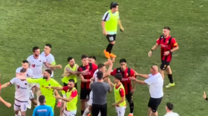 Haos na terenu, neverovatne scene: Pesničenje fudbalera usred meča (VIDEO)