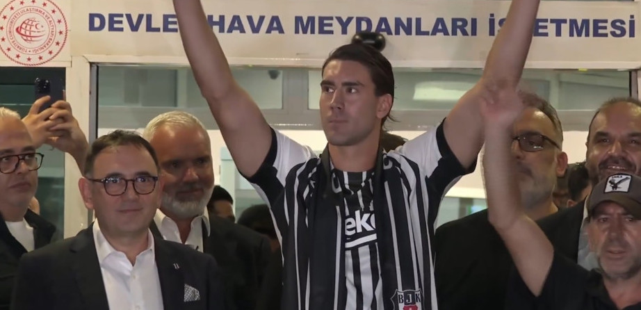 Ludilo na dočeku Dušana Vlahovića: Zapalio navijače jednom rečenicom, pričao i o Partizanu (VIDEO)
