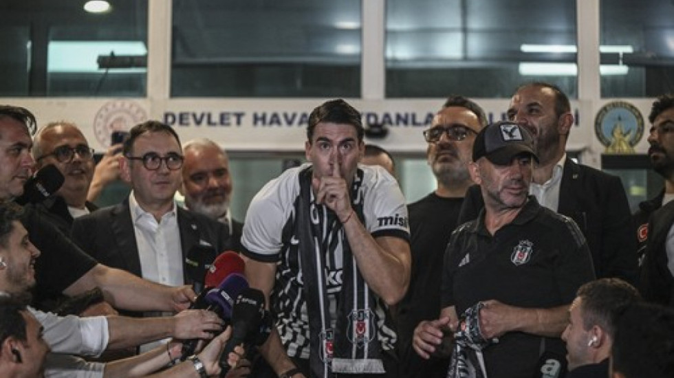 Turci očima ne veruju, Vlahović u Istanbul poneo paradajz iz Srbije - Ovo niko nije uradio (VIDEO)