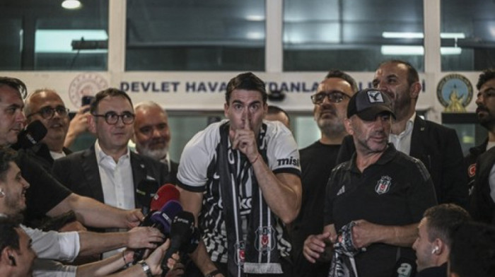 Turci očima ne veruju, Vlahović u Istanbul poneo paradajz iz Srbije - Ovo niko nije uradio (VIDEO)