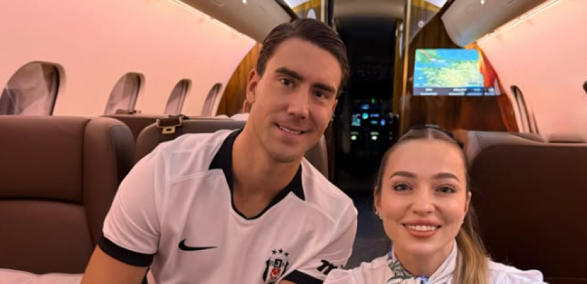 Stjuardesa objavila fotografije sa Dušanom Vlahovićem iz privatnog aviona