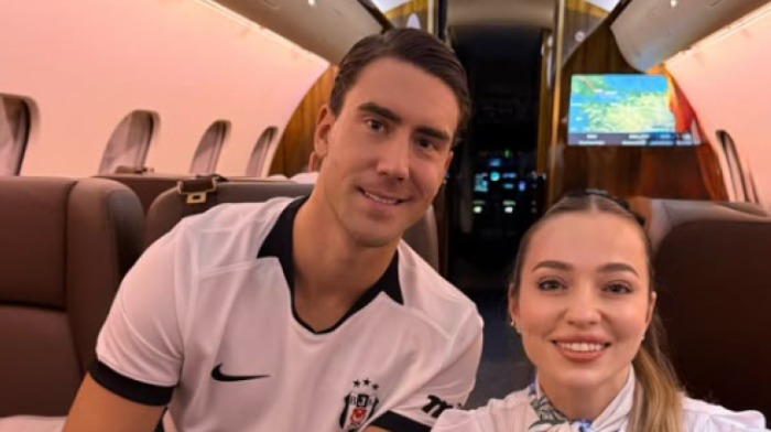Prelepa stjuardesa objavila fotografije sa Dušanom Vlahovićem iz privatnog aviona: Otkrila detalje leta