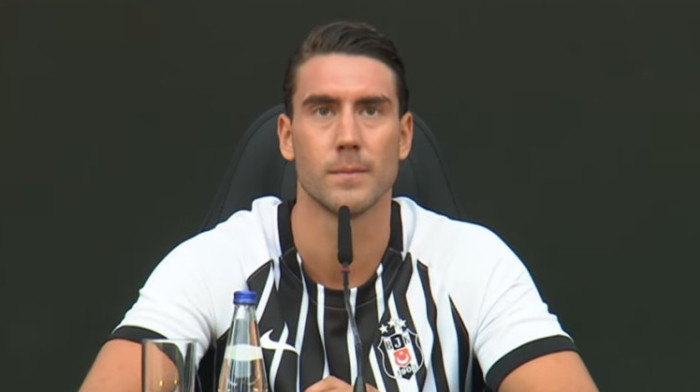"Jeste li spremni? Počinjemo!": Spektakularna promocija Vlahovića na stadionu Bešiktaša (VIDEO)