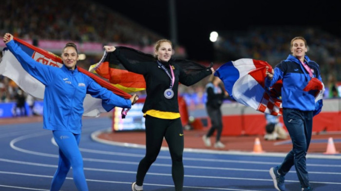 Kakav momenat: Adriana Vilagoš sa srpskom zastavom prišla Hrvatici, prizor za nevericu (FOTO)