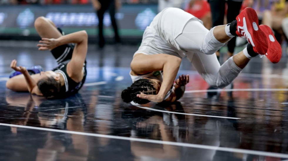 Skandal u WNBA: Seksualni rekviziti bačeni na teren tokom utakmice Skaja i Valkira