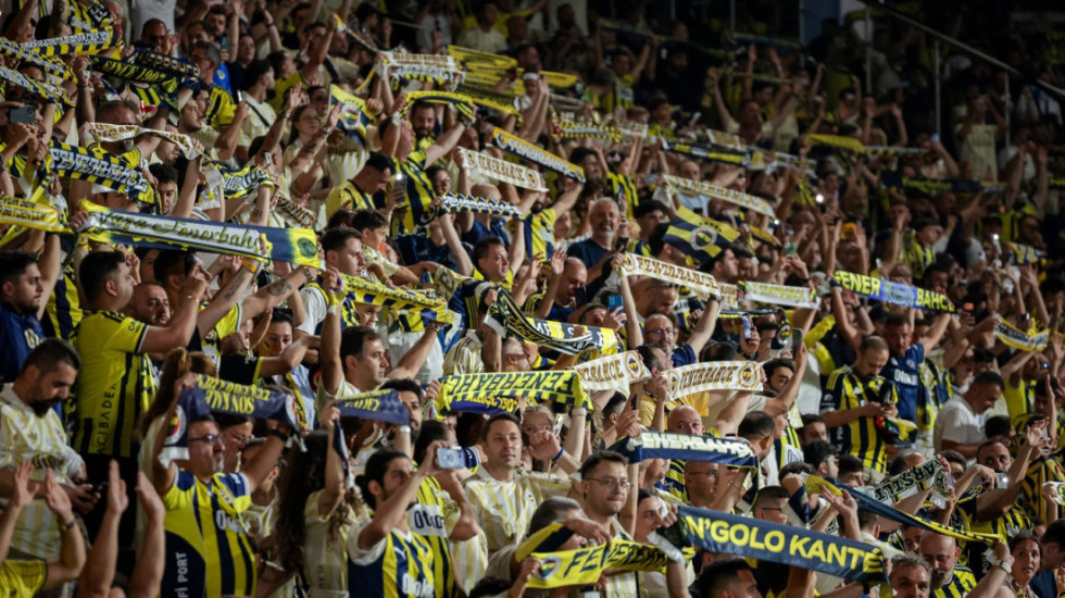Poznato u kakvom je stanju fudbaler Fenerbahčea! Samo se sručio na terenu i ostao da leži nepomično
