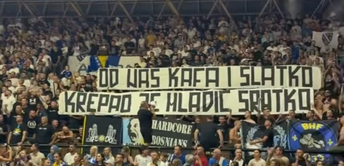 "Od nas kafa i slatko": Bolesni transparent bosanskih navijača posvećen Ratku Mladiću