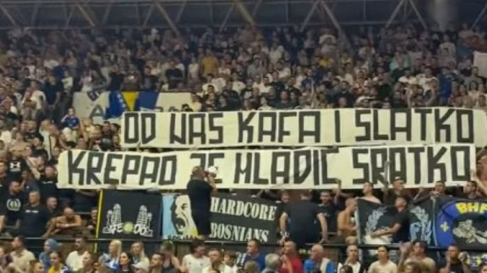 "Od nas kafa i slatko": Bolesni transparent bosanskih navijača posvećen Ratku Mladiću