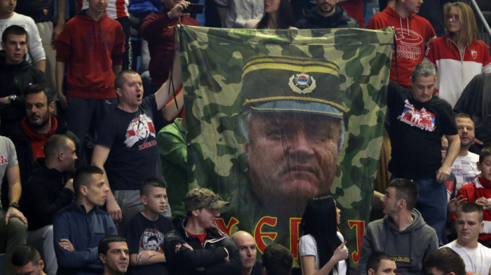 "Počuvaj u miru, generale"! Navijači Sparte odali počast Mladiću (FOTO)