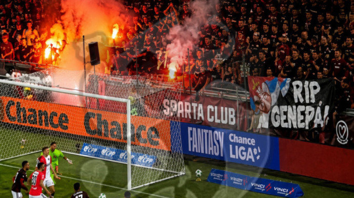 "Počuvaj u miru, generale"! Navijači Sparte odali počast Mladiću (FOTO)