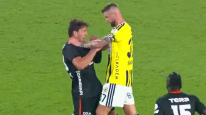 Haos u Istanbulu! Vlahović potpuno poludeo i uneo se u lice Slovaku: Sudija morao hitno da reaguje (VIDEO)