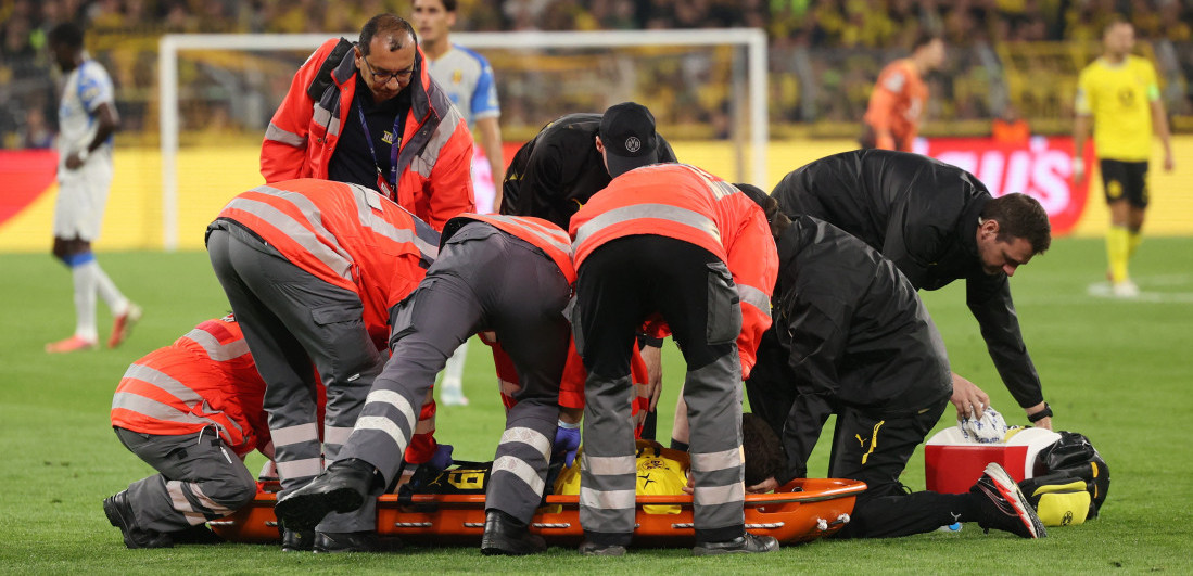 Muk na stadionu, svi se uhvatili za glavu: Grk se srušio na teren, izneli ga na nosilima (VIDEO/FOTO)
