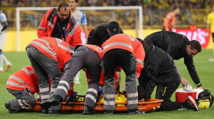 Muk na stadionu, svi se uhvatili za glavu: Grk se srušio na teren, izneli ga na nosilima (VIDEO/FOTO)