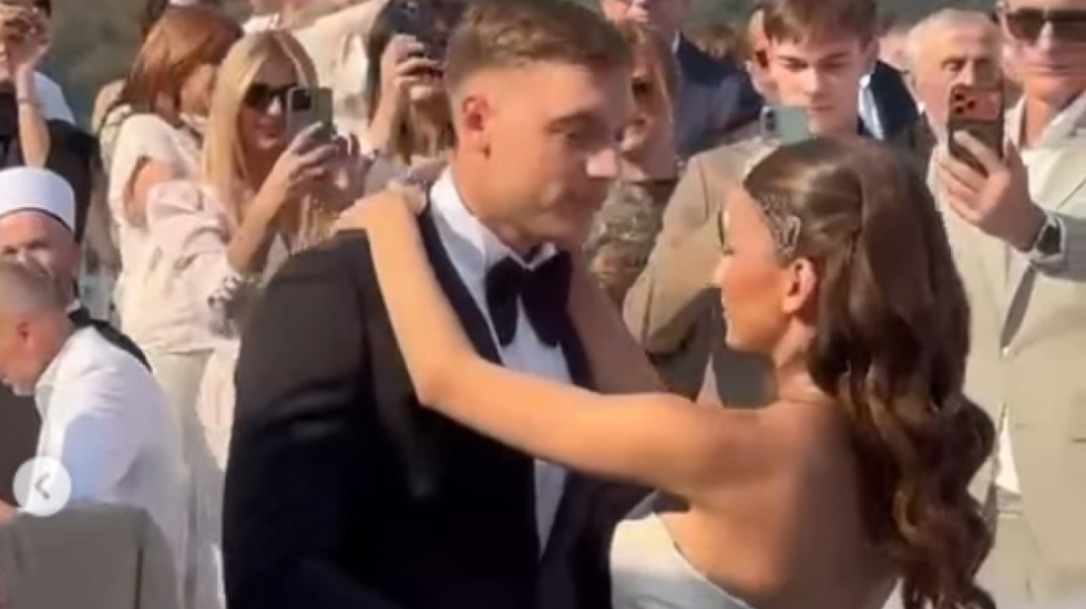 Kome je pored nje do tenisa: Međedović oženio lepoticu, atraktivna brineta obara sa nogu (VIDEO)