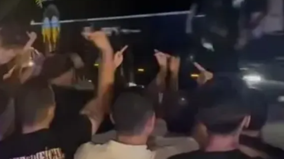 Haos na ulicama: Policija u kordonu čuvala igrače od besnih navijača, čule se stravične uvrede! (VIDEO)