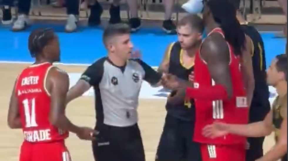 Atmosfera je bila naelektrisana: Umalo je došlo i do fizičkog obračuna na meču Zvezde i Arisa (VIDEO)