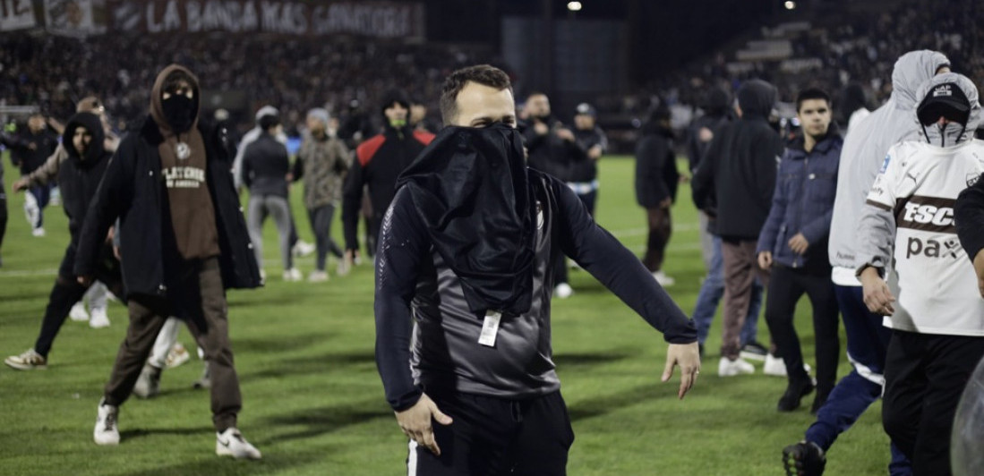 Skandal u Argentini: Huligani upali na teren, hteli da linčuju fudbalere (VIDEO/FOTO)