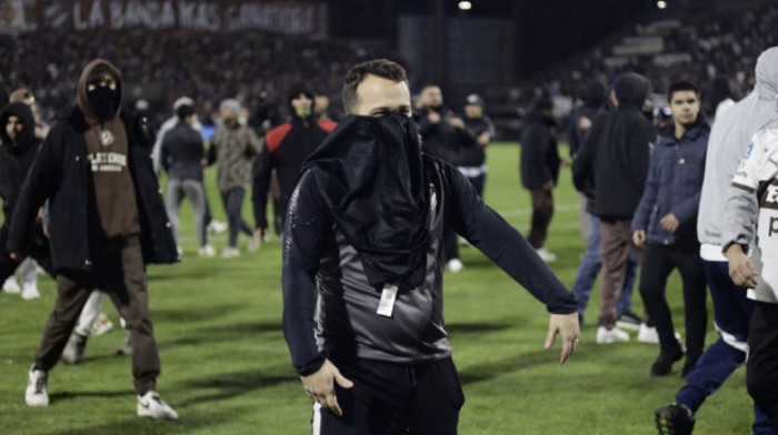 Skandal u Argentini: Huligani upali na teren, hteli da linčuju fudbalere (VIDEO/FOTO)