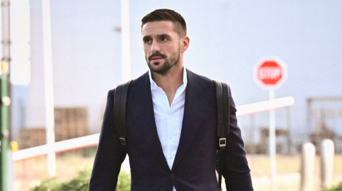 Tadić se vratio, a Starom Pazovom šetaju manekeni: Nikad elegantniji "orlovi" stigli na okupljanje (FOTO)