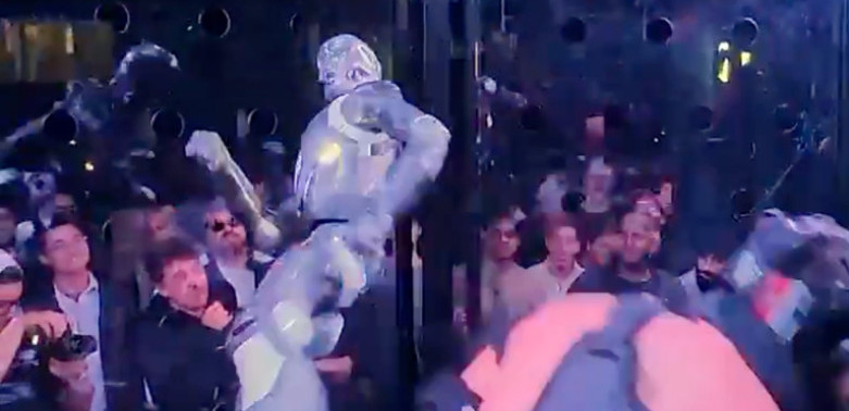 Zastrašujuće, u MMA kavezu su se borili čovek i robot - Pogledajte ko je pobedio (VIDEO)