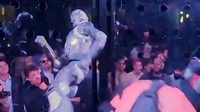 Zastrašujuće, u MMA kavezu su se borili čovek i robot - Pogledajte ko je pobedio (VIDEO)