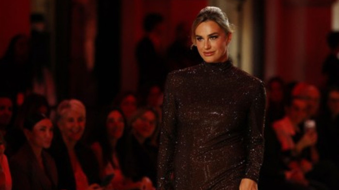 Sabalenka i fatalna Ruskinja zapalile Milano - U vrtoglavim potpeticama prošetala modnom pistom (VIDEO/FOTO