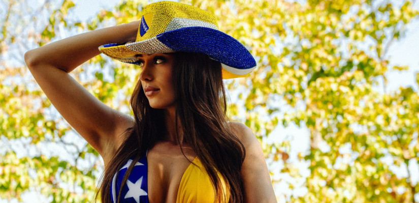 Sve oči uprte u Eminu: Atraktivna advokatica se skinula u boje BiH i napravila haos na mrežama! (FOTO)