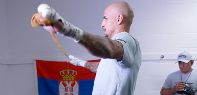 Auuu, kakav potez Srbina: Zastrašujućom serijom premlatio Britanca i zakucao ga za pod (VIDEO)