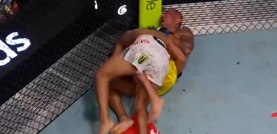 Uznemirujuće scene: UFC borac kolabirao usred borbe, ležao nepomično (VIDEO)