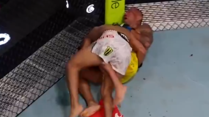 Uznemirujuće scene: UFC borac kolabirao usred borbe, ležao nepomično (VIDEO)