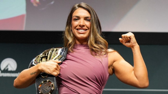 UFC lepotica zapalila internet! Pojavila se u veoma izazovnoj haljini, svi gledali u njen dekolte (FOTO)