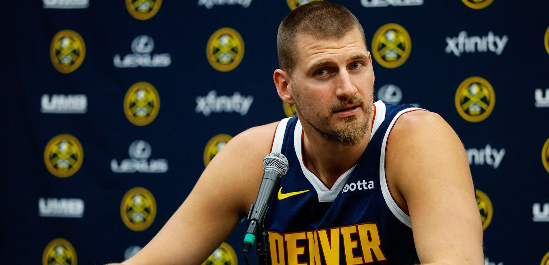 Ovo može samo Jokić! Pričao pred novu NBA sezonu, pa se opet obračunao sa mikrofonom (VIDEO)