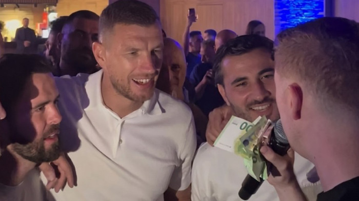 Emotivni slom: Džeko zagrlio oca pa zaplakao uz Šabana, kada je pevač promenio refren - nastao je delirijum