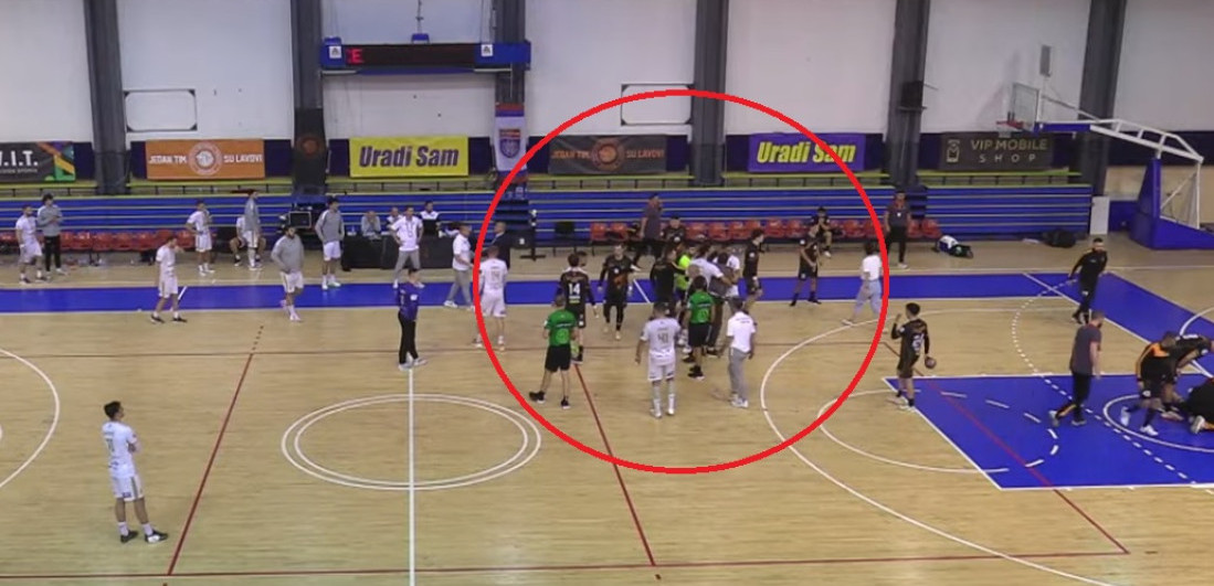 Haos u Šumicama: Belorus patosirao Srbina, legendarni Rastko Stojković ušao na teren da ga bije (VIDEO)