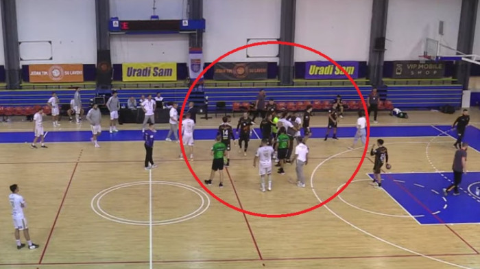 Haos u Šumicama: Belorus patosirao Srbina, legendarni Rastko Stojković ušao na teren da ga bije (VIDEO)