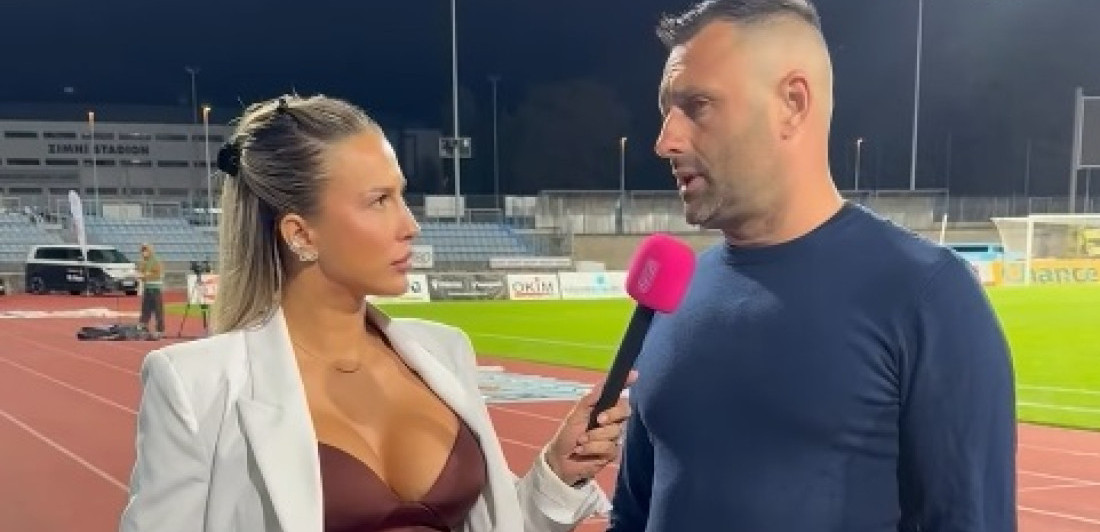 Trener pred bujnim dekolteom novinarke pokazao čeličnu disciplinu: Svi pričaju samo o ovome! (VIDEO)