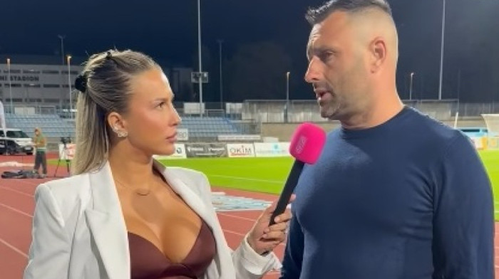 Trener pred bujnim dekolteom novinarke pokazao čeličnu disciplinu: Svi pričaju samo o ovome! (VIDEO)