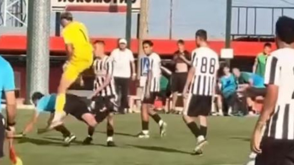 Skandal u omladinskom fudbalu: Golman brutalno napao sudiju, oglasio se Fudbalski savez! (VIDEO)