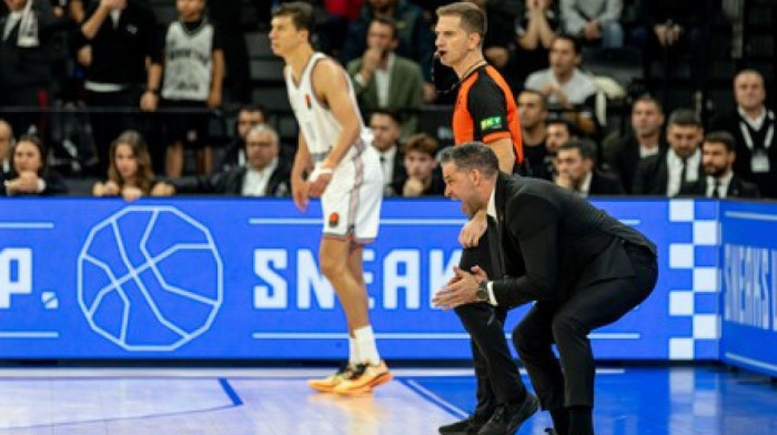 Dušan Alimpijević besneo na sudije: Jedva su ga zaustavili (VIDEO)