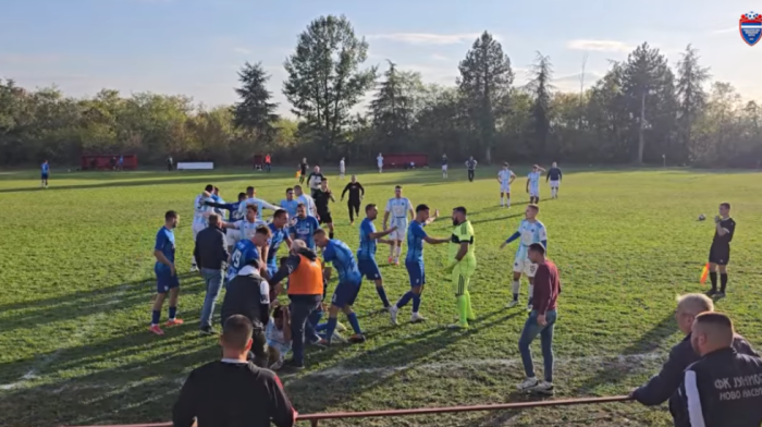 Sramota, sevale pesnice, nezapamćen haos: Makljaža usred meča, potukli se fudbaleri, pa uleteli navijači