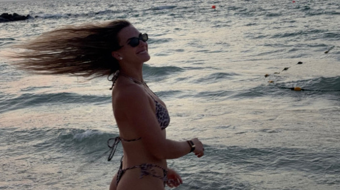 Tanga kupaći, guza seva.. Sabalenka žari i pali, objavila je nove vruće fotke sa odmora (FOTO)