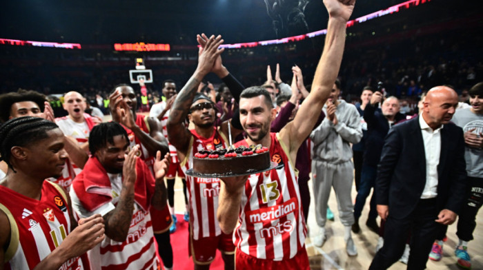 "Delije" rasplakale Dobrića - Kapiten Zvezde dobio tortu, a onda je cela Arena zapevala za njega