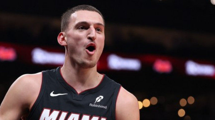 Buuuuum - Nikola pogodio sa pola terena i bacio NBA ligu u trans (VIDEO)